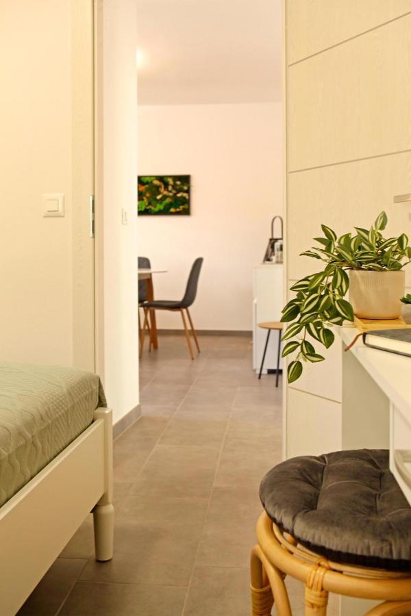 Santa Cruz Apartments Supetar Exterior foto